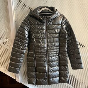 Puffer Jacket Women’s Lightweight Hooded Zip up Size Small in Silver Gray
